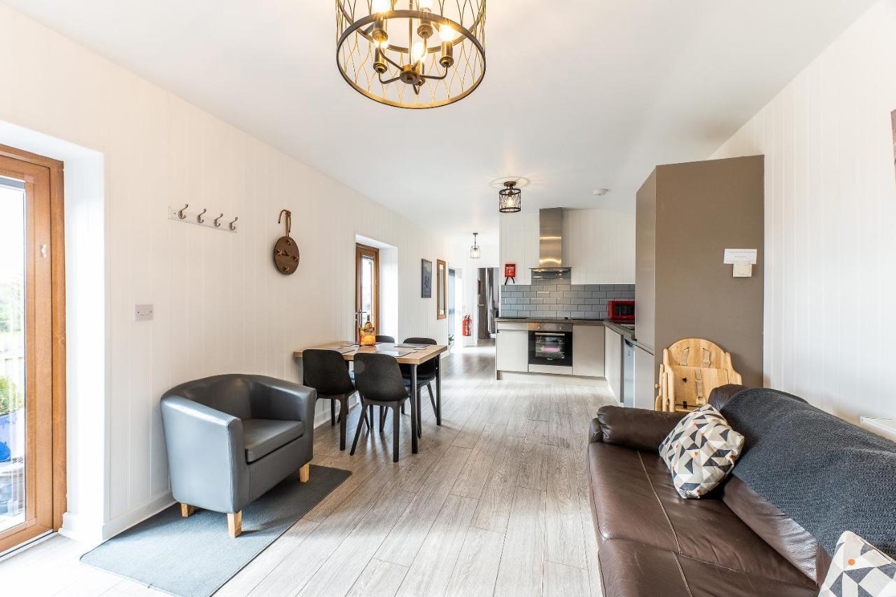 Fairview Farm Holiday Accommodation 14 Luxury Lodges, Cabins, Dog Friendly, Suitable For Couples, Families And Groups, Wedding Guests , Corporate Events, Sleeps 2-65 Guests In Ravenshead, Nottingham Near Sherwood Forest, Set In 88 Acres エクステリア 写真