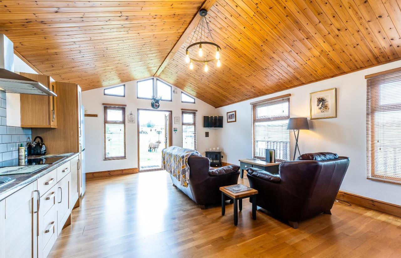 Fairview Farm Holiday Accommodation 14 Luxury Lodges, Cabins, Dog Friendly, Suitable For Couples, Families And Groups, Wedding Guests , Corporate Events, Sleeps 2-65 Guests In Ravenshead, Nottingham Near Sherwood Forest, Set In 88 Acres エクステリア 写真