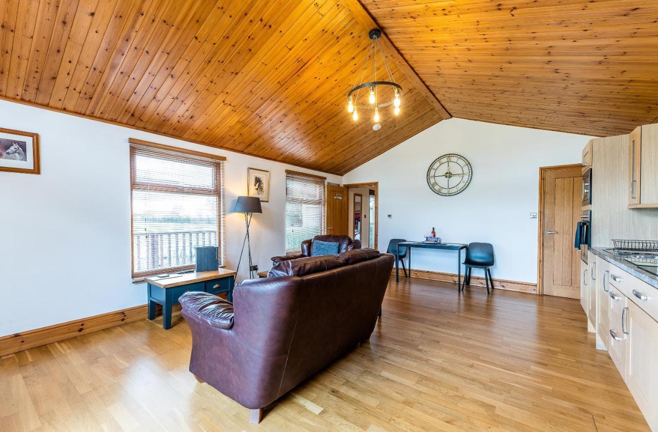 Fairview Farm Holiday Accommodation 14 Luxury Lodges, Cabins, Dog Friendly, Suitable For Couples, Families And Groups, Wedding Guests , Corporate Events, Sleeps 2-65 Guests In Ravenshead, Nottingham Near Sherwood Forest, Set In 88 Acres エクステリア 写真