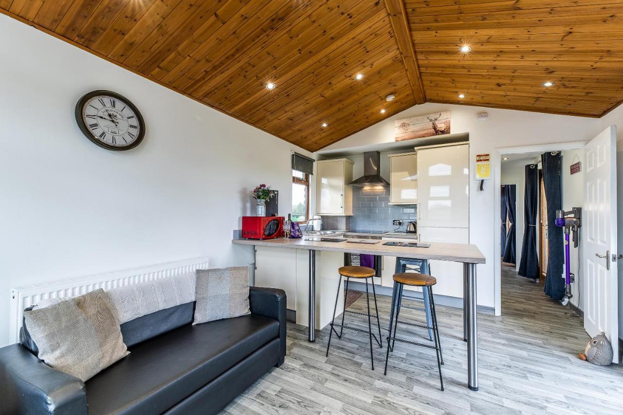 Fairview Farm Holiday Accommodation 14 Luxury Lodges, Cabins, Dog Friendly, Suitable For Couples, Families And Groups, Wedding Guests , Corporate Events, Sleeps 2-65 Guests In Ravenshead, Nottingham Near Sherwood Forest, Set In 88 Acres エクステリア 写真