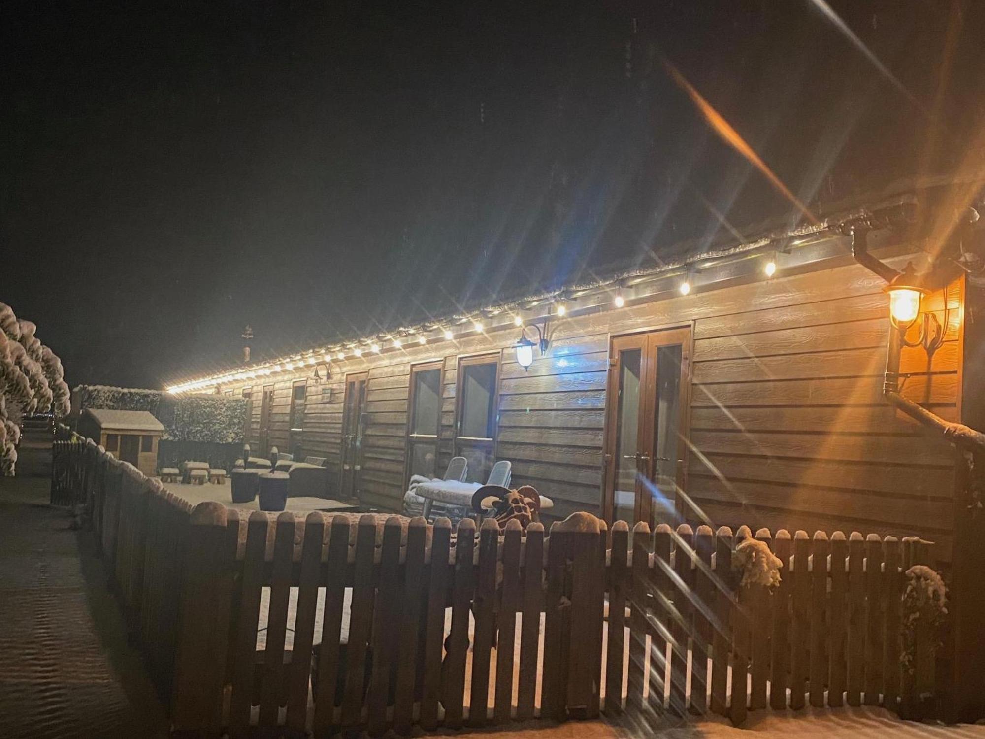 Fairview Farm Holiday Accommodation 14 Luxury Lodges, Cabins, Dog Friendly, Suitable For Couples, Families And Groups, Wedding Guests , Corporate Events, Sleeps 2-65 Guests In Ravenshead, Nottingham Near Sherwood Forest, Set In 88 Acres エクステリア 写真